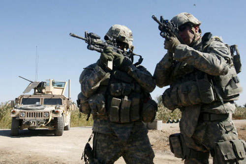 جنديّان أميركيّان خلال دوريّة في اليوسفيّة جنوب بغداد أمس (بيتر جوسك ـ أ ب)
