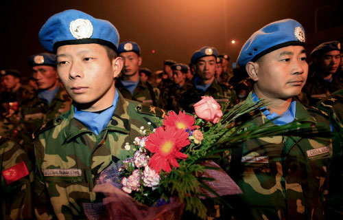 جنود صينيّون من فرقة الأمم المتحدة في دارفور الأسبوع الماضي (تين إبنغ كون ــ أ ف ب)