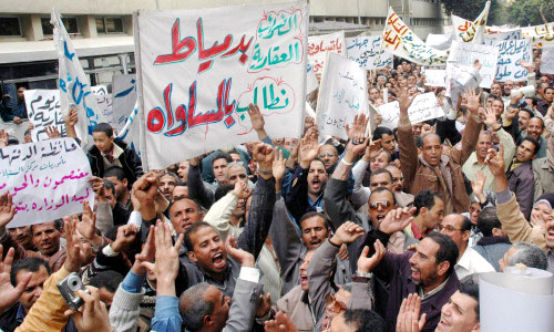 متظاهرون مصريون ضدّ تضخّم الأسعار أمام مقرّ الحكومة في القاهرة أمس (أحمد ياسين - أ ب)