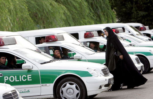شرطيّة إيرانيّة قبيل عمليّة أمنيّة في إطار حملة فرض اللباس الإسلامي في طهران في تمّوز الماضي (بهروز مهري ـ أ ف ب)  