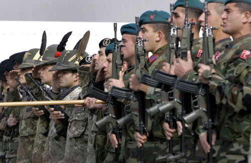 جنود أتراك وإيطاليّون خلال مراسم تسلّم وتسليم عسكريّة في كابول أمس (مصادق صادق ـ أ ب)