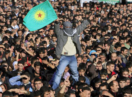 كردي يرفع علم «العمّال الكردستاني» خلال تظاهرة في ديار بكر الشهر الماضي (عثمان أورسال ـ رويترز)