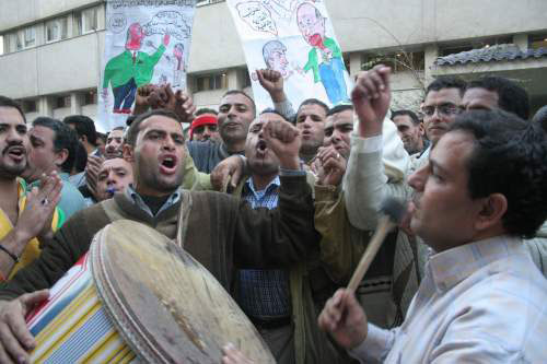 متظاهرون في القاهرة أمس (الأخبار)