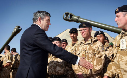 غوردن براون يلتقي جنوداً بريطانيّين في قاعدة «بريستون» في أفغانستان أمس (بيتر ماكديارميد ـ أ ف ب)