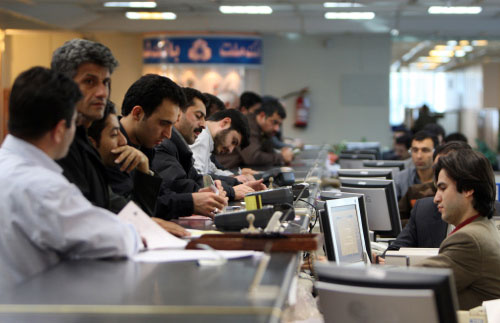 إيرانيّون ينتظرون لإتمام معاملاتهم في مصرف «ملّات» في طهران أمس (عطا كيناري ـ أ ف ب)