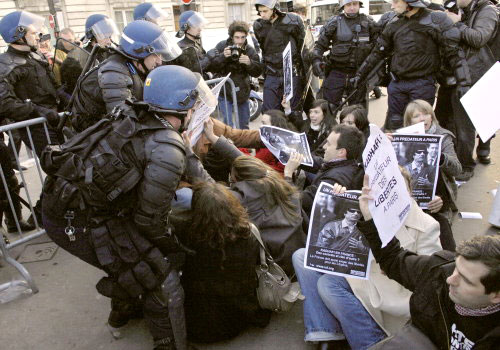 ناشطون خلال احتجاج ضدّ زيارة القذافي في باريس أمس (ستيفان دو ساكوتين ـ أ ف ب)