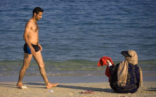 إيراني وزوجته على أحد شواطئ جزر إيران أوّل من أمس (مورتيزا نيكوبازل ــ رويترز)