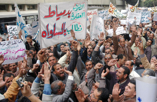 موظّفون مصريّون يتظاهرون أمام مقرّ الحكومة المصريّة ضدّ غلاء الأسعار مطلع الشهر الجاري (أحمد ياسين ـ أ ب)