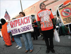 أميركيون يطالبون بمحاكمة بوش وتشيني في كاليفورنيا (مارك أفيري ـ رويترز)