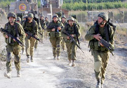 جنود إسرائيليون على الحدود بين لبنان وفلسطين المحتلة خلال عدوان تموز (أرشيف)