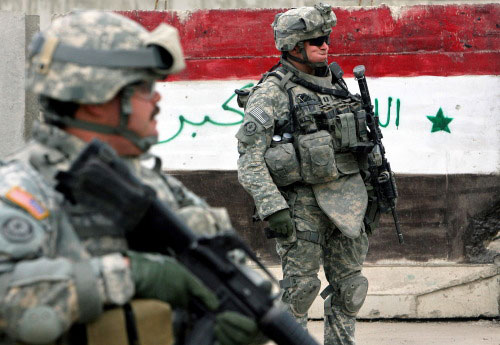 جنديّان أميركيان يحرسان موقعاً في بغداد أمس (جويل صمد ـ أ ف ب)