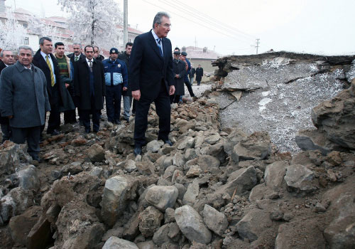 رئيس حزب الشعب دينيز بايكال يتفقّد قرية تركية تعرّضت لهزّة أرضيّة الشهر الماضي (أ ب)