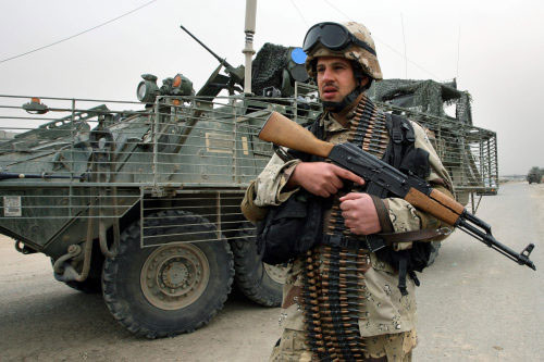 جندي عراقي خلال دوريّة في بغداد الخميس الماضي (جويل صمد ـ أ ف ب)