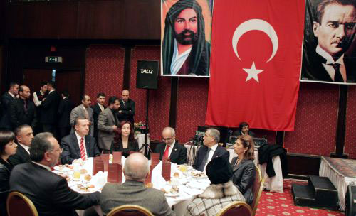 أردوغان خلال مشاركته في إفطار العلويّين في أنقرة يوم الجمعة الماضي (أوميت بكتاش ـ رويترز)