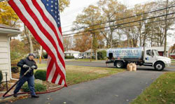 عامل أميركي يزوّد بيتاً في وستوود، ماساتشوستس، بوقود حيوي في تشرين الثاني الماضي (براين شنايدر ـ رويترز)