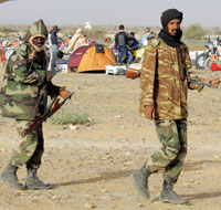 شرطيّان في الصحراء الموريتانيّة (داميان ميير ـ أ ف ب)