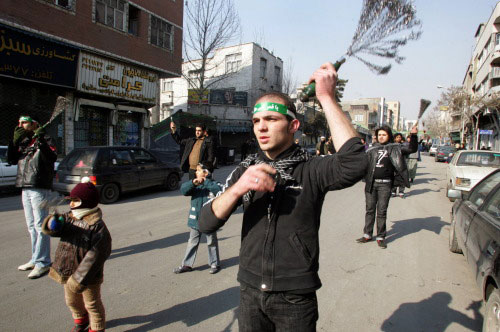 إيرانيّون يؤدّون مراسم عاشوراء في طهران أمس (عطا كيناري ــ أ ف ب)