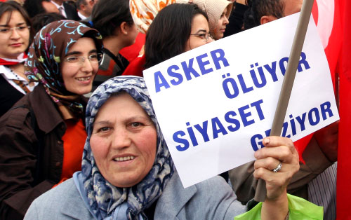 تركيّات محجّبات يتظاهرن ضدّ حزب العمّال الكردستاني في أنقرة في تشرين الأوّل الماضي (أرشيف ـ أ ب)
