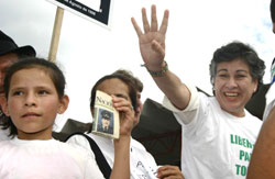 كونسويلو غونزاليس الذي أُطلق سراحه يوم الجمعة الماضي يصل إلى مطار بيتاليتو (أ ف ب)