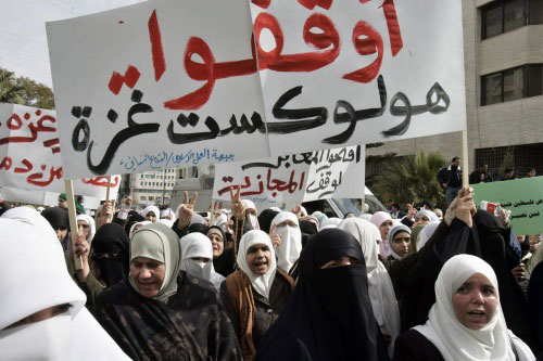 أردنيّون يتظاهرون ضدّ حصار واستمرار مجازر غزّة في عمّان أمس (محمد حامد ـ رويترز)