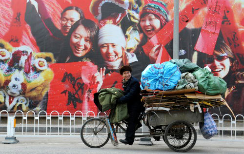 صيني ينقل موادَّ تصلح لإعادة التصنيع في بكين أمس (فريديريك براون ـ أ ف ب)