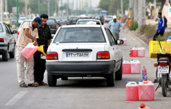 إيرانيون يملأون سياراتهم بالغازولين في مدينة بندر عباس الإيرانية (وحيد سليمي ـ أ ب)