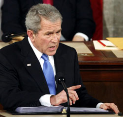 بوش يلقي خطاب «حال الاتحاد» أمام مجلسي الكونغرس أوّل من أمس (جيم يونغ ـ رويترز)