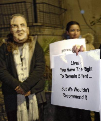 متظاهرون إسرائيليّون أمام منزل ليفني في تل أبيب الاثنين الماضي (رويترز)