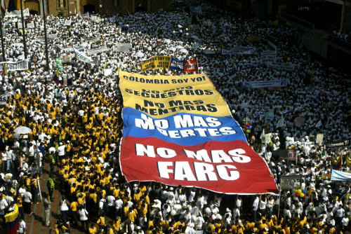 متظاهرون كولومبيون ضدّ منظّمة الـ«فارك» في مدينة كالي أمس (كارلوس مارتينيز ـ أ ف ب)