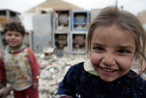 طفلة عراقية نازحة في مدينة الصدر أمس (أحمد الربيعي ـ أ ف ب)
