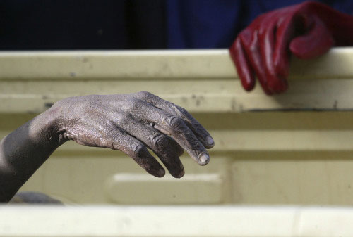 يد إحدى الجثث في نجامينا أمس (جيروم ديلاي ـ أ ب)