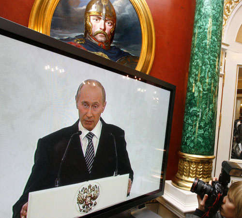 بوتين على شاشة تلفزيونية خلال إلقائه خطاباً في موسكو أمس (سيرغي بونوماريف ـ أ ب)