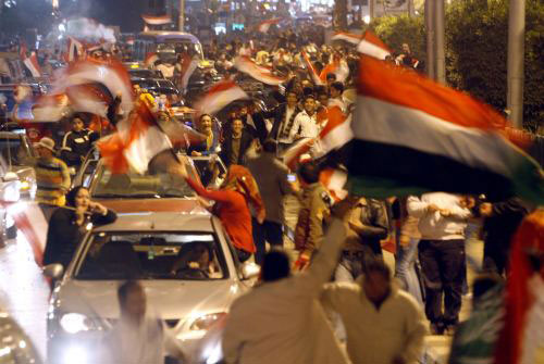 مصريّون يحتفلون بفوزهم في القاهرة أول من أمس (ناصر نوري ـ رويترز)