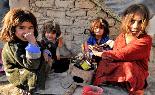 لاجئون أفغان بعد ترحيلهم من إيران إلى بلادهم أمس (شاه ماراي ـ أ ف ب)