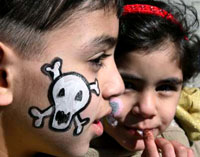 طفلان خلال حملة تضامن مع مرضى السرطان في دمشق أمس (خالد الحريري ـ رويترز)
