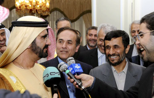 نجاد ومحمد بن راشد في طهران أمس (رويترز)