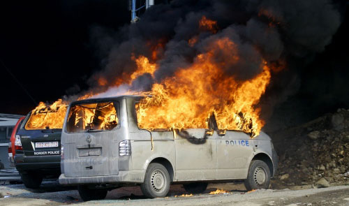 سيّارات تابعة للأمم المتّحدة تحترق على الحدود بين كوسوفو وصربيا أمس (سرجان إليتش ـ أ ب)