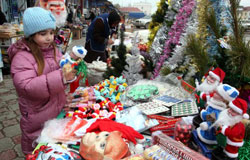 طفلة شيشانيّة في أحد أسواق غروزني في أعياد الميلاد (موسى سادولاييف ـ أ ب)