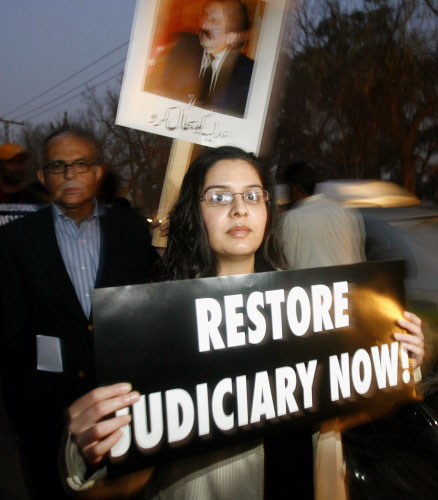 باكستانيّة تطالب بإعادة تعيين أعضاء المحكمة العليا المخلوعين في لاهور أمس (ليو جين ـ أ ف ب)