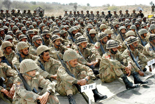 جنود باكستانيّون يستمعون للجنرال إشفاق كياني خلال زيارة له إلى جنوب وزيرستان أمس (أ ف ب)
