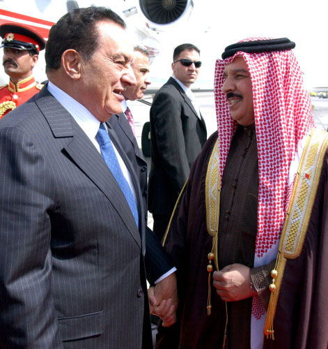 مبارك وحمد بن عيسى آل خليفة في المنامة أمس (أ ف ب)