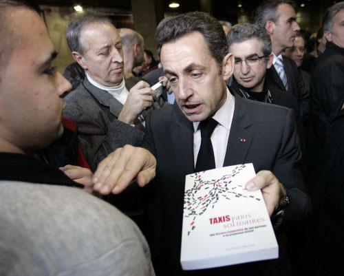 ساركوزي يتجادل مع سائقين عموميّين فرنسيّين في باريس في 8 من الشهر الجاري (تيبو كامو ـ أ ب)