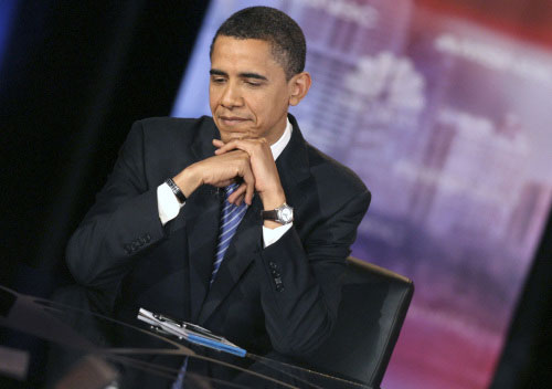 أوباما يستمع إلى كلينتون خلال المناظرة في كليفلاند أوّل من أمس (مات سوليفان ـ رويترز)