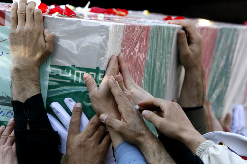 يحملون نعش جنديّاً إيرانيّاً قُتل خلال الحرب مع العراق وعُثر على جثّته أخيراً (وحيد سالمي ـ أ ب)