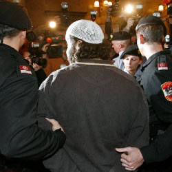شرطيّان نمساويّان يعتقلان متّهماً بالتخطيط لأعمال إرهابيّة ضدّ ألمانيا أمس (هينز بادر ـ رويترز)