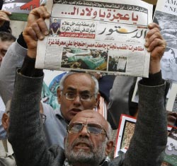 مصريّون يتظاهرون ضدّ الإرهاب الإسرائيلي بحقّ الشعب الفلسطيني أوّل من أمس (كريس بورونكل ـ أ ف ب)