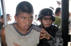 جندي كولومبي يعتقل عضواً من الـ«فارك» في مدينة أغريو أمس (غييرمو غرانجا ـ رويترز)