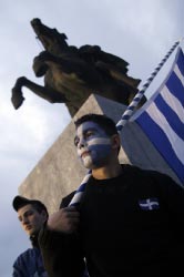 يوناني يتظاهر أمام تمثال للإسكندر ضدّ مقدونيا في تاليونيكي (ن. غياكوميديس ـ أ ب)