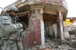 جندي أميركي يتفقّد موقع انفجار سيّارة مفخَّخة في حيّ الشعب في بغداد (هادي مزبان ـ أ ب)