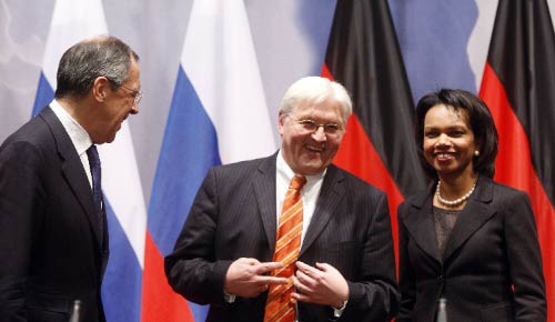 وزير الخارجيّة الألماني شتاينماير يتوسّط لافروف ورايس في برلين  (ماركوس براندت ـ أ ف ب)